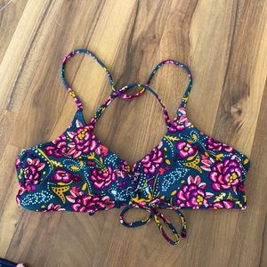 Adjustable swim top with padding